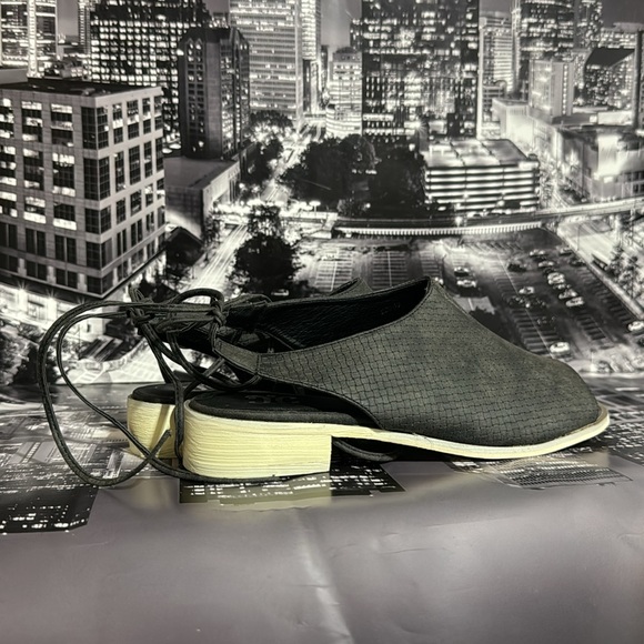 Journee Collection Peep Toe Flats - Picture 6 of 9